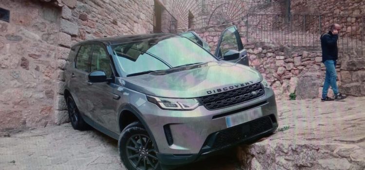 Un coche queda bloqueado en un callejón de Morella