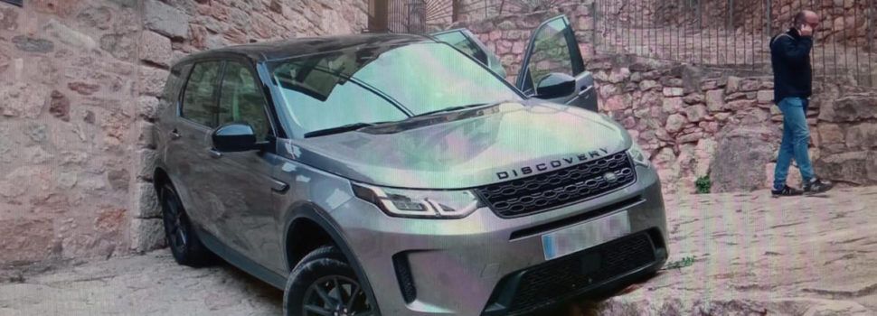 Un coche queda bloqueado en un callejón de Morella