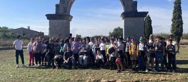 L’IES Joan Coromines visita el barranc de la Valltorta i l’arc de Cabanes