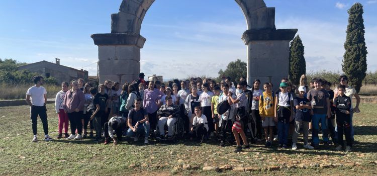 L’IES Joan Coromines visita el barranc de la Valltorta i l’arc de Cabanes