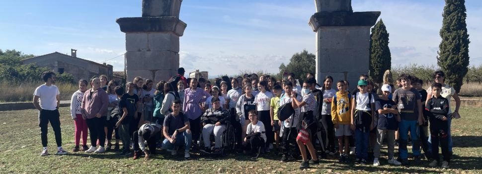 L’IES Joan Coromines visita el barranc de la Valltorta i l’arc de Cabanes