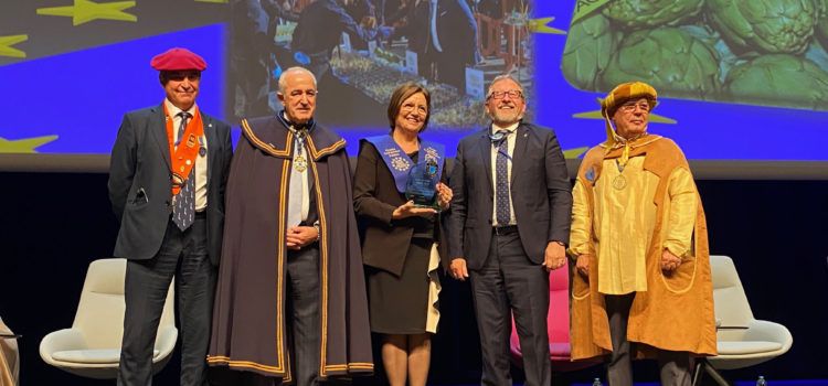 La alcaldessa de Benicarló recull a França el premi Festival Gastronòmic Europeu a la Festa de la carxofa