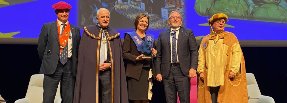 La alcaldessa de Benicarló recull a França el premi Festival Gastronòmic Europeu a la Festa de la carxofa
