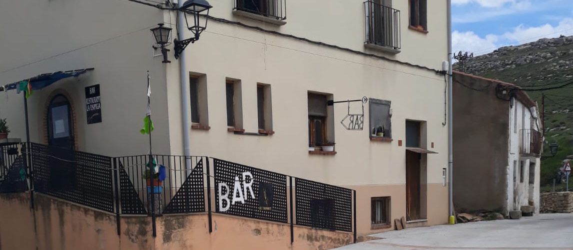 Cierra el único bar de Castell de Cabres: José Ramón Segura se jubila 33 años después de abrirlo