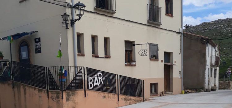 Cierra el único bar de Castell de Cabres: José Ramón Segura se jubila 33 años después de abrirlo