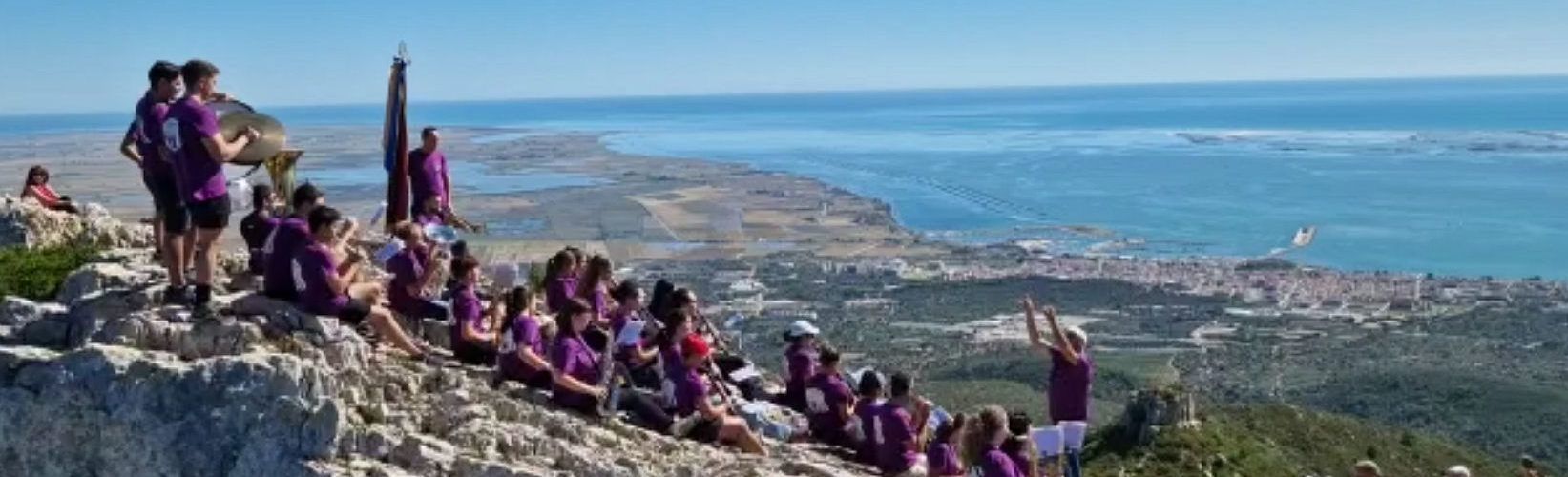 Música en directe des de dalt de la serra del Montsià amb l’Agrupació Rapitenca