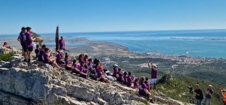 Música en directe des de dalt de la serra del Montsià amb l’Agrupació Rapitenca
