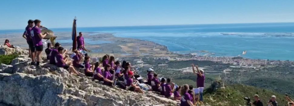 Música en directe des de dalt de la serra del Montsià amb l’Agrupació Rapitenca