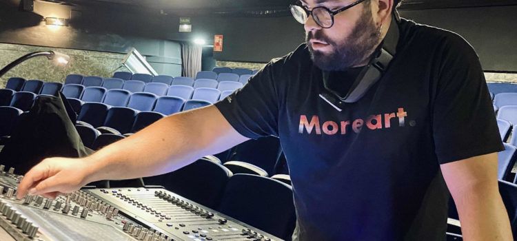 Isaac Moliner, entre bambalines de grans musicals: és tècnic de so en la nova Mamma Mia!