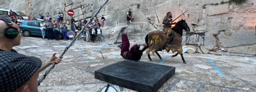 Los visitantes y turistas se convierten en actores por un día, este puente, en Peñíscola