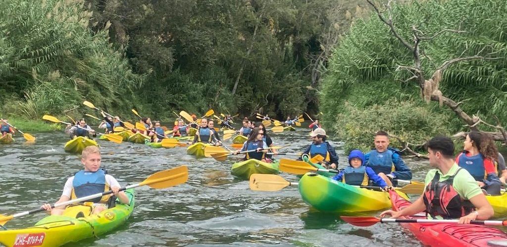 Més d’un centenar d’estudiants i personal de la URV participen en la sisena piraguada pel riu Ebre