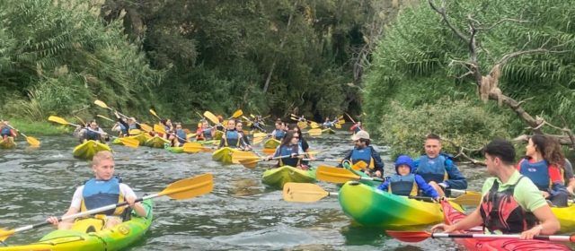 Més d’un centenar d’estudiants i personal de la URV participen en la sisena piraguada pel riu Ebre