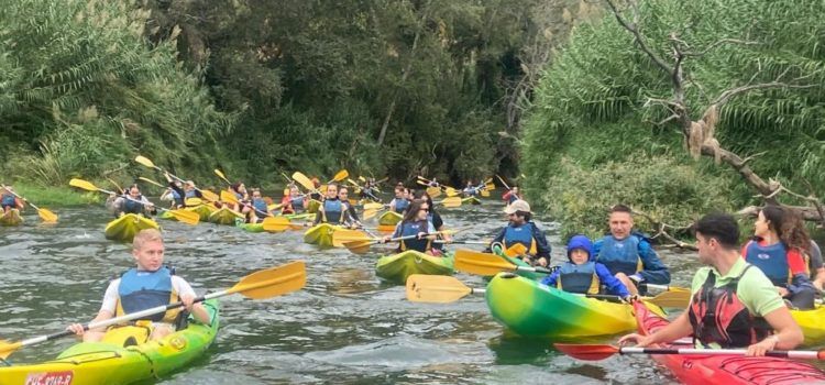 Més d’un centenar d’estudiants i personal de la URV participen en la sisena piraguada pel riu Ebre