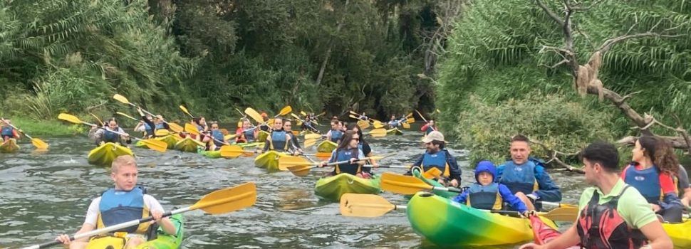 Més d’un centenar d’estudiants i personal de la URV participen en la sisena piraguada pel riu Ebre
