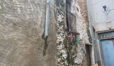 Ulldecona enderroca dos edificis en ruïna del carrer Sant Pasqual