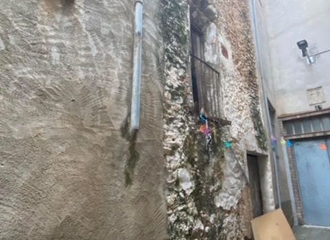 Ulldecona enderroca dos edificis en ruïna del carrer Sant Pasqual