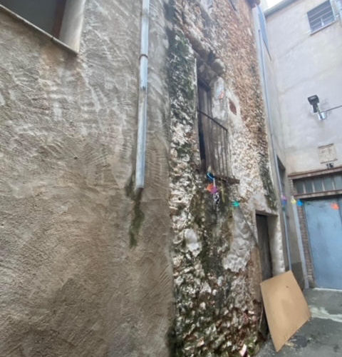 Ulldecona enderroca dos edificis en ruïna del carrer Sant Pasqual
