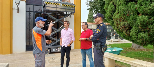 La Brigada d’Obres i Serveis posa a punt el Cementeri de Benicarló per a Tots Sants