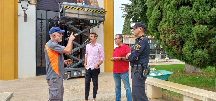 La Brigada d’Obres i Serveis posa a punt el Cementeri de Benicarló per a Tots Sants