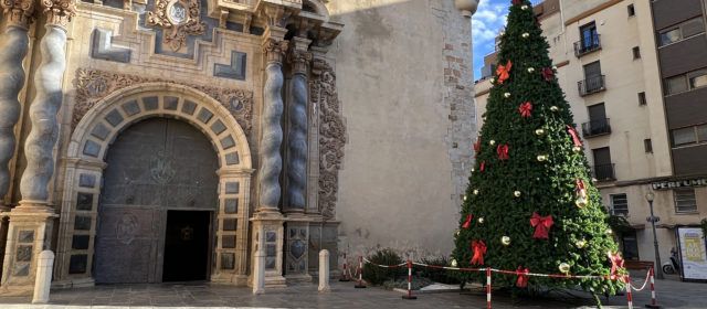 Últims retocs a Vinaròs per a fer l’encesa de llums nadalencs el 2 de desembre