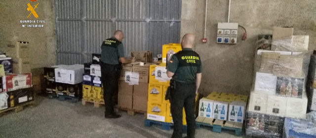 La Guardia Civil de Tarragona retira del mercado 1.224 botellas de bebidas derivadas y 1.755 litros de alcohol