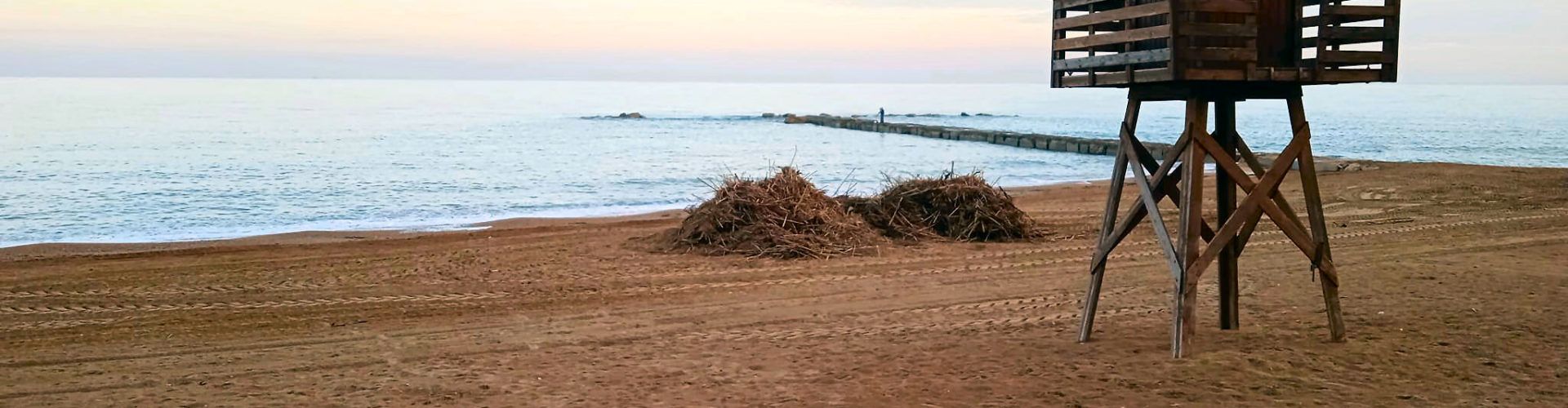 Fotos: la platja del Fortí va tornant a la normalitat