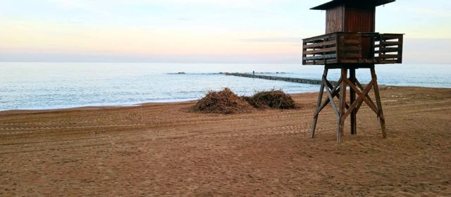 Fotos: la platja del Fortí va tornant a la normalitat