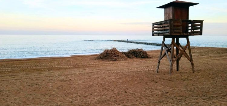 Fotos: la platja del Fortí va tornant a la normalitat