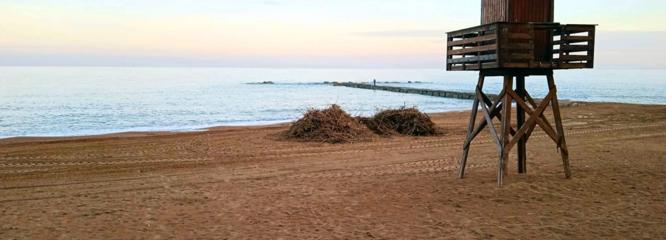 Fotos: la platja del Fortí va tornant a la normalitat