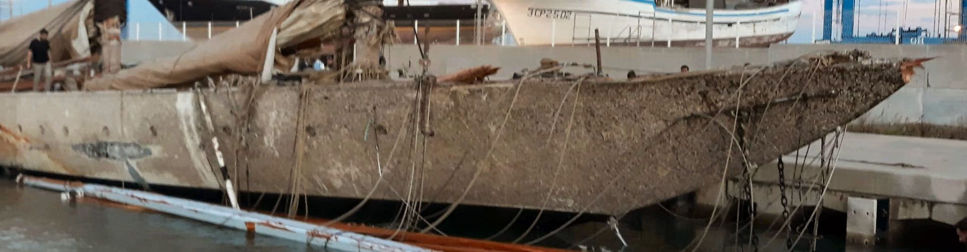 Un luxós iot veler enfonsat al port de Tarragona arriba a Vinaròs per al seu desballestament
