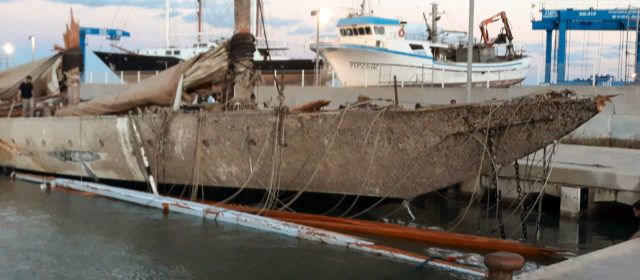 Un luxós iot veler enfonsat al port de Tarragona arriba a Vinaròs per al seu desballestament