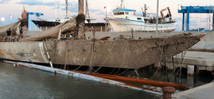 Un luxós iot veler enfonsat al port de Tarragona arriba a Vinaròs per al seu desballestament