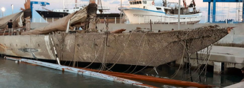 Un luxós iot veler enfonsat al port de Tarragona arriba a Vinaròs per al seu desballestament