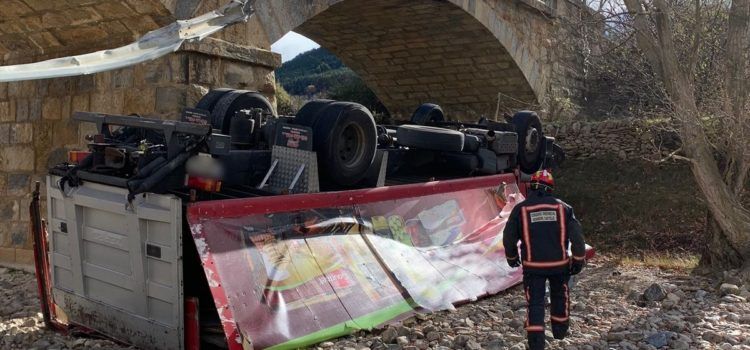 Cae un camión desde un puente en Vilafranca