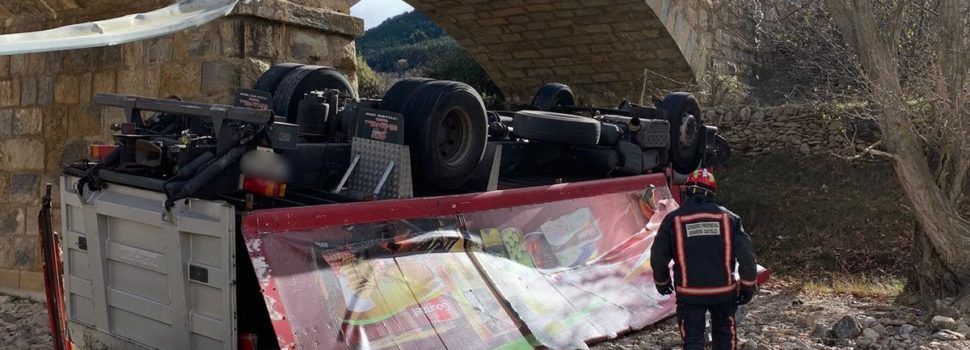 Cae un camión desde un puente en Vilafranca
