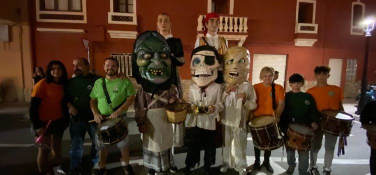 Gegantons i castaween de Vinaròs, a Orpesa