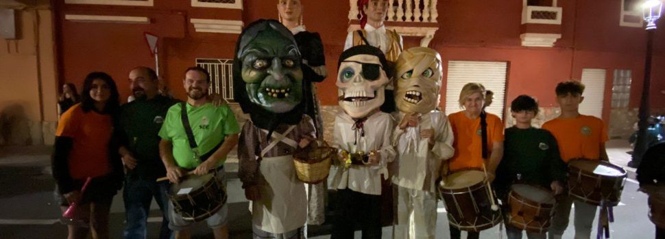 Gegantons i castaween de Vinaròs, a Orpesa
