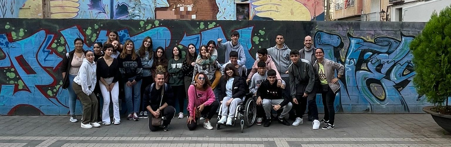 Sortida de l’IES Joan Coromines per veure i entendre les pintures murals de Benicarló