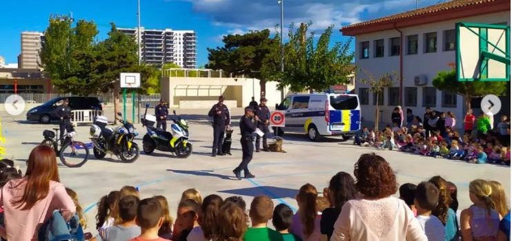 La policia local, ensenyant a l’alumnat del col·legi Manuel Foguet