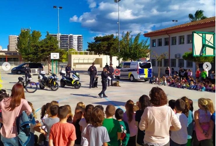 La policia local, ensenyant a l’alumnat del col·legi Manuel Foguet