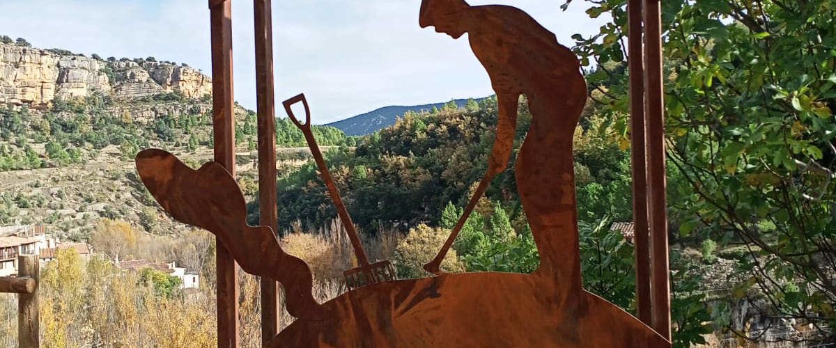 Una escultura a l’entrada de Vallibona homenatja l’ofici de carboner