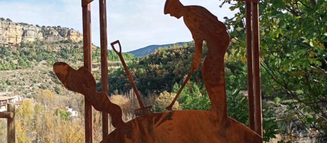 Una escultura a l’entrada de Vallibona homenatja l’ofici de carboner