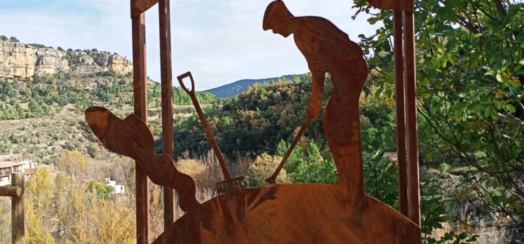 Una escultura a l’entrada de Vallibona homenatja l’ofici de carboner
