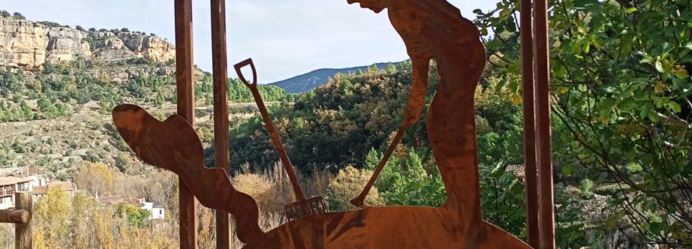 Una escultura a l’entrada de Vallibona homenatja l’ofici de carboner