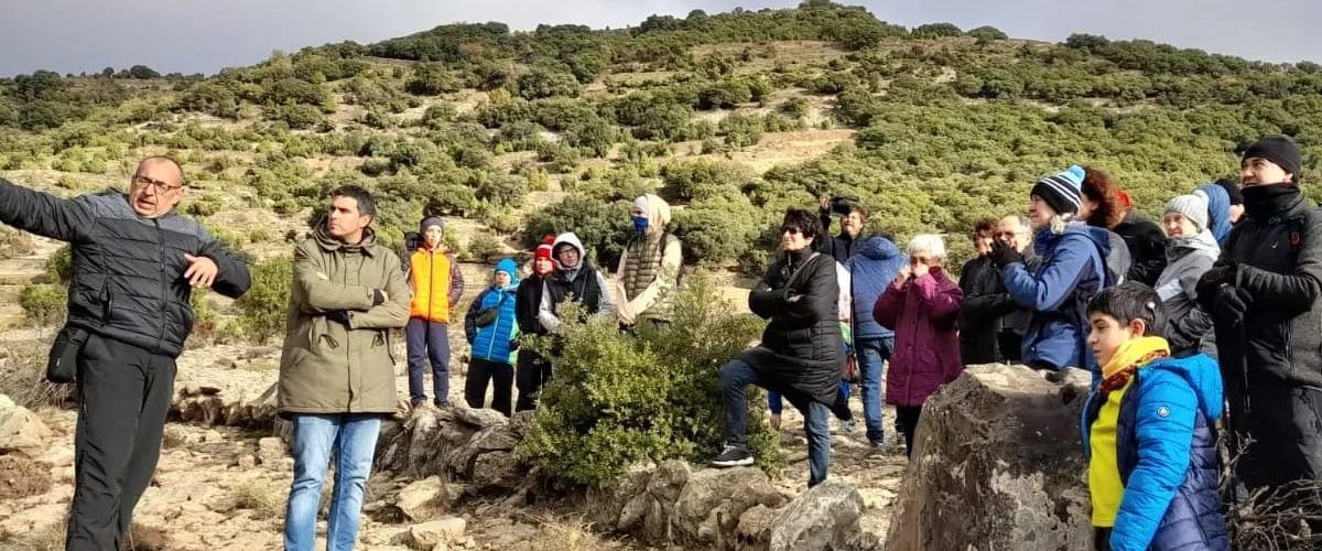 Primera visita a les petjades de dinosaure del Mas de Romeu amb molta participació