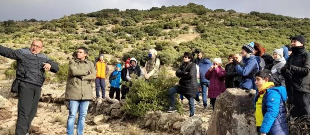 Primera visita a les petjades de dinosaure del Mas de Romeu amb molta participació