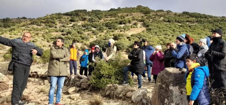 Primera visita a les petjades de dinosaure del Mas de Romeu amb molta participació