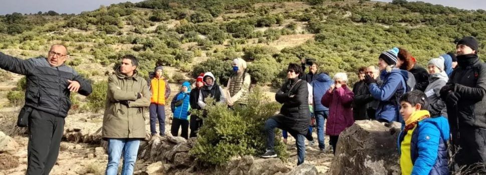 Primera visita a les petjades de dinosaure del Mas de Romeu amb molta participació