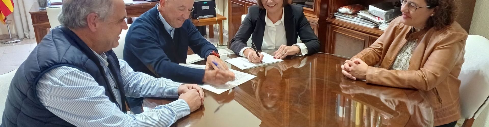 L’alcaldessa firma els convenis anuals amb Ateneu Maestrat i AFA Benicarló