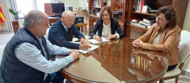 L’alcaldessa firma els convenis anuals amb Ateneu Maestrat i AFA Benicarló